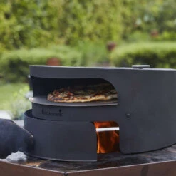 Four à Pizza Dynamic Centre Pour Brasero Nestor Et Jules - Barbecook 8 Four à Pizza Dynamic Centre Pour Brasero Nestor Et Jules - Barbecook -Équipement De Barbecue four pizza dynamic centre nestor jules barbecook 5404035708071 2